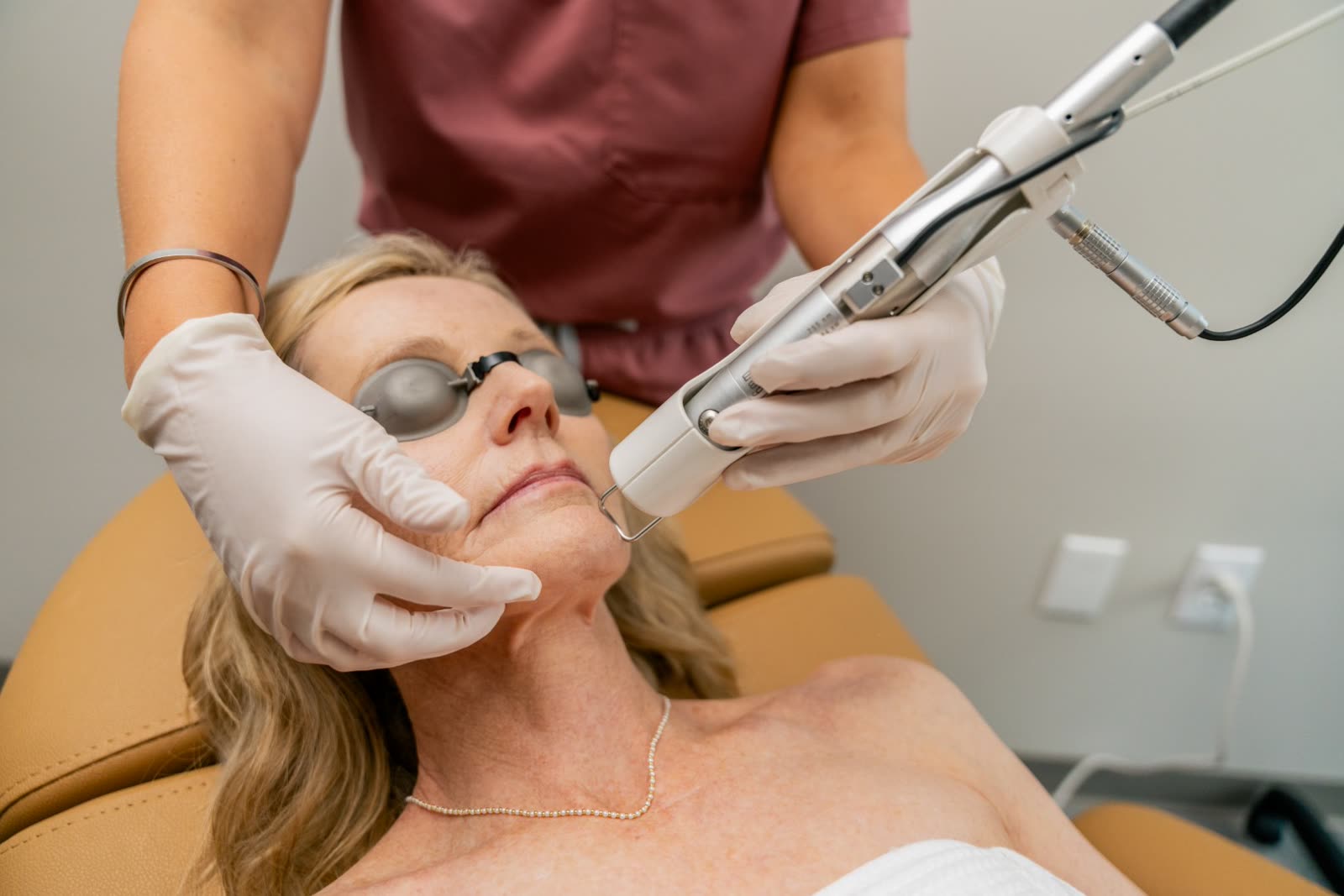Elluminate laser facial with the Quanta EVO laser