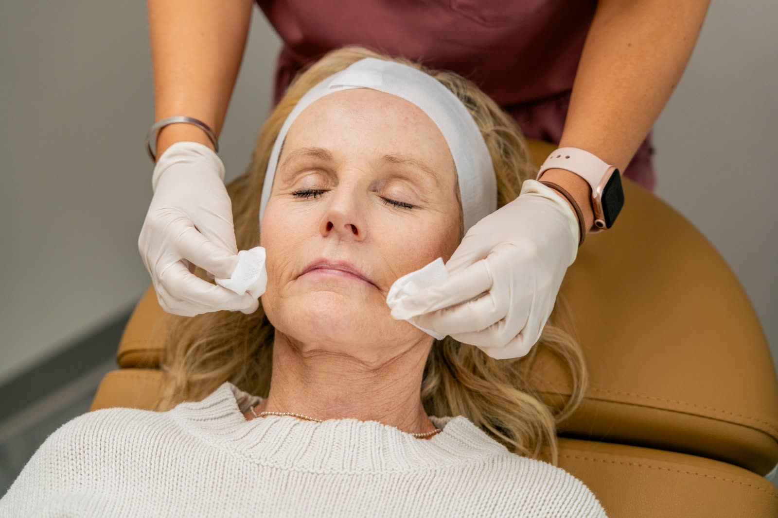 SkinWave hydradermabrasion facial in progress